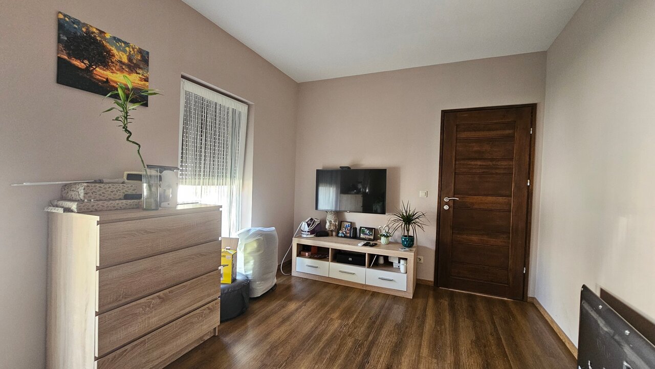 Nappali laminált padlóval és modern bútorokkal