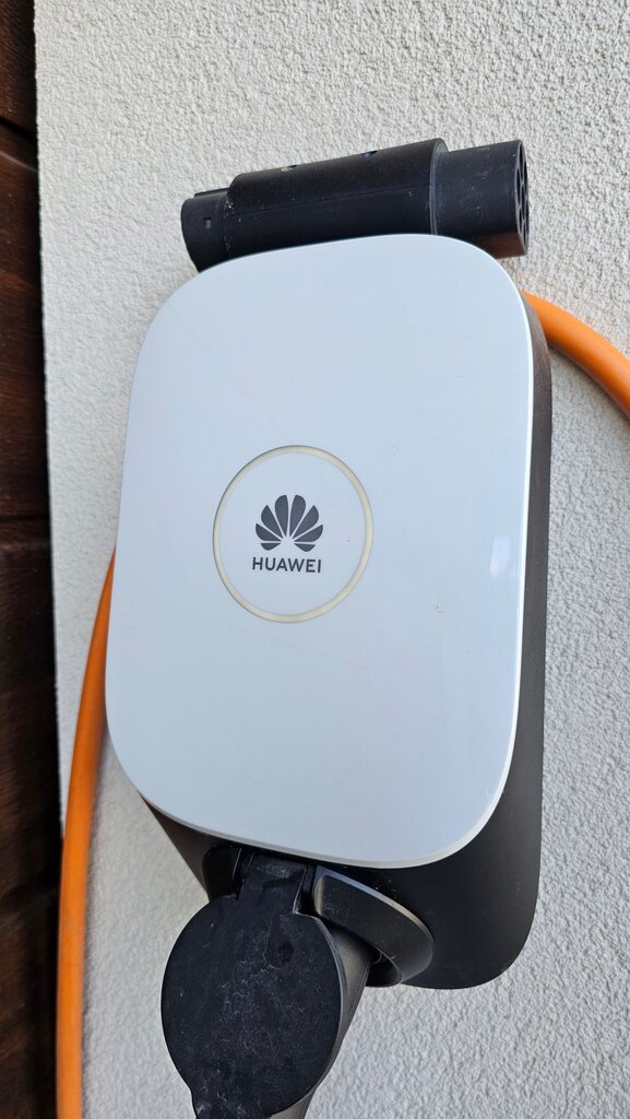 Huawei elektromos autó töltő a ház falán